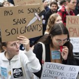 Les employés du site de l'hôpital cantonal de l'HFR, à Villars-sur-Glâne, ont dénoncé la dégradation de leurs conditions de travail dans le cadre de l'assainissement des finances cantonales fribourgeoises. KEYSTONE/PETER KLAUNZER